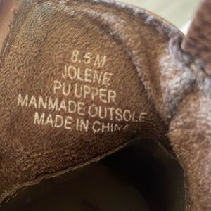 Heeled boots size 8.5, brand not known, comfortable, lace up shoes with zipper